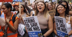 İngiltere'de uzman doktorlar iki günlük grev başlattı