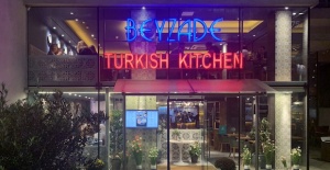Londra’daki restoranını Türk öğrencilere açtı