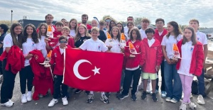 Galler’in rüzgarlı suları, genç Türk rüzgar sörfü sporcularının kıyasıya mücadelesine sahne oldu