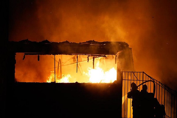 Avcılar'da çıkan yangında fabrika kullanılamaz hale geldi