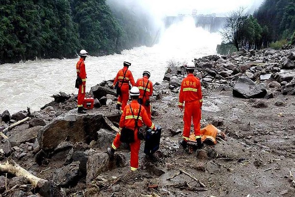 Çin'de yaşanan heyelan felaketinde 8 kişinin cesedine ulaşıldı