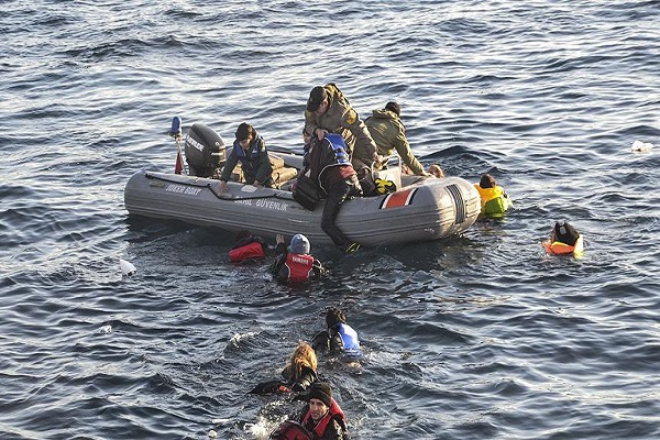 Göçmenleri taşıyan bot battı, 4 ölü