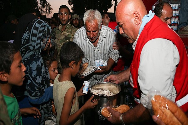 Türk Kızılayı Cerablus'a gidip yemek dağıttı