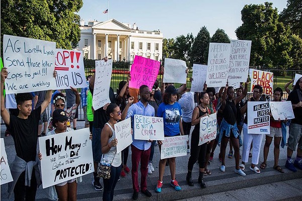 Siyahi vatandaşların öldürülmesi Beyaz Saray önünde protesto edildi