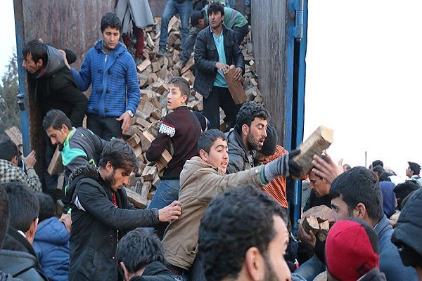 Yunanistan'ın, Makedonya sınırında sığınmacılar arasında odun izdihamı