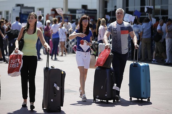 Rus turist kafilesi Antalya'ya iniş yaptı