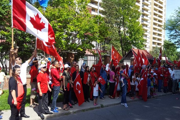 Türkiye'deki darbe girişimi Kanada'da protesto edildi