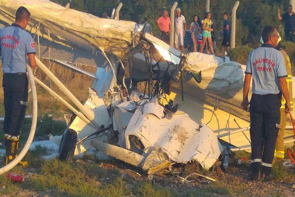 Pistten havalanan eğitim uçağı düştü, 2 kişi hayatını kaybetti