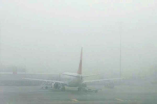 Yoğun sis nedeniyle uçak rota değiştirdi