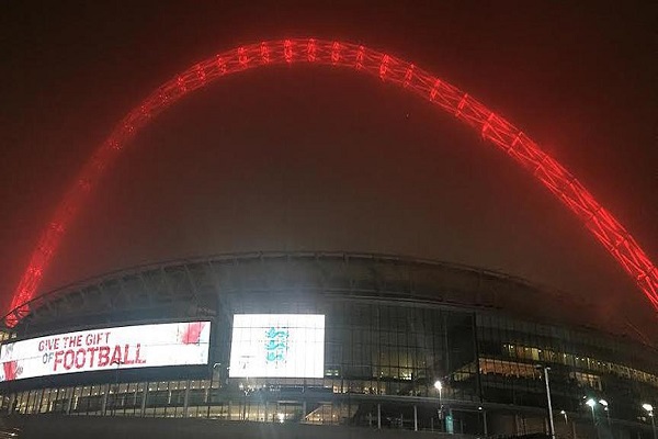 Londra'daki ünlü çelik kemer İstanbul için kırmızıya büründü