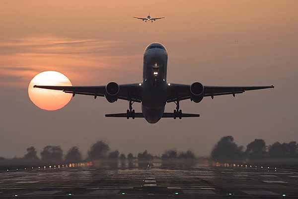 Alkollü kadın yolcular olay çıkartınca uçak havaalanına geri döndü