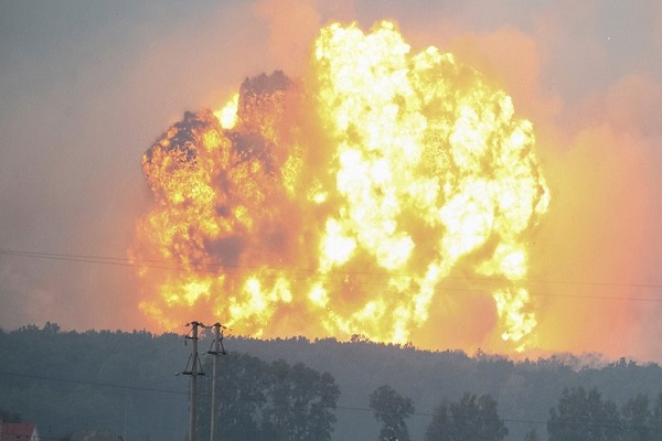 Ukrayna'da patlama on binlerce kişi tahliye ediliyor