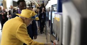 Kraliçe Elizabeth Londra'da adına yapılan metroda