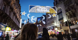 Londra'nın ilk Ramazan ışıklarını Sadiq Khan, Piccadilly Circus'ta yaktı