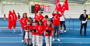 İngiltere’deki Türk dernek okulları Londra'da geçit törenine katıldı