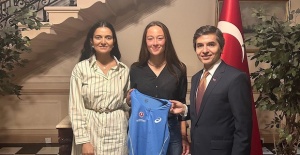 Türk tenisçimiz Zeynep Sönmez Londra Büyükelçiliği’nde ağırlandı