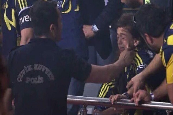 Fenerbahçe kaybetti minik taraftar gözyaşlarına boğuldu