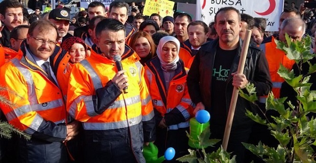 Sanatçı Haluk Levent Bakan Pakdemirli ile 36 hektarlık alana fidan dikti